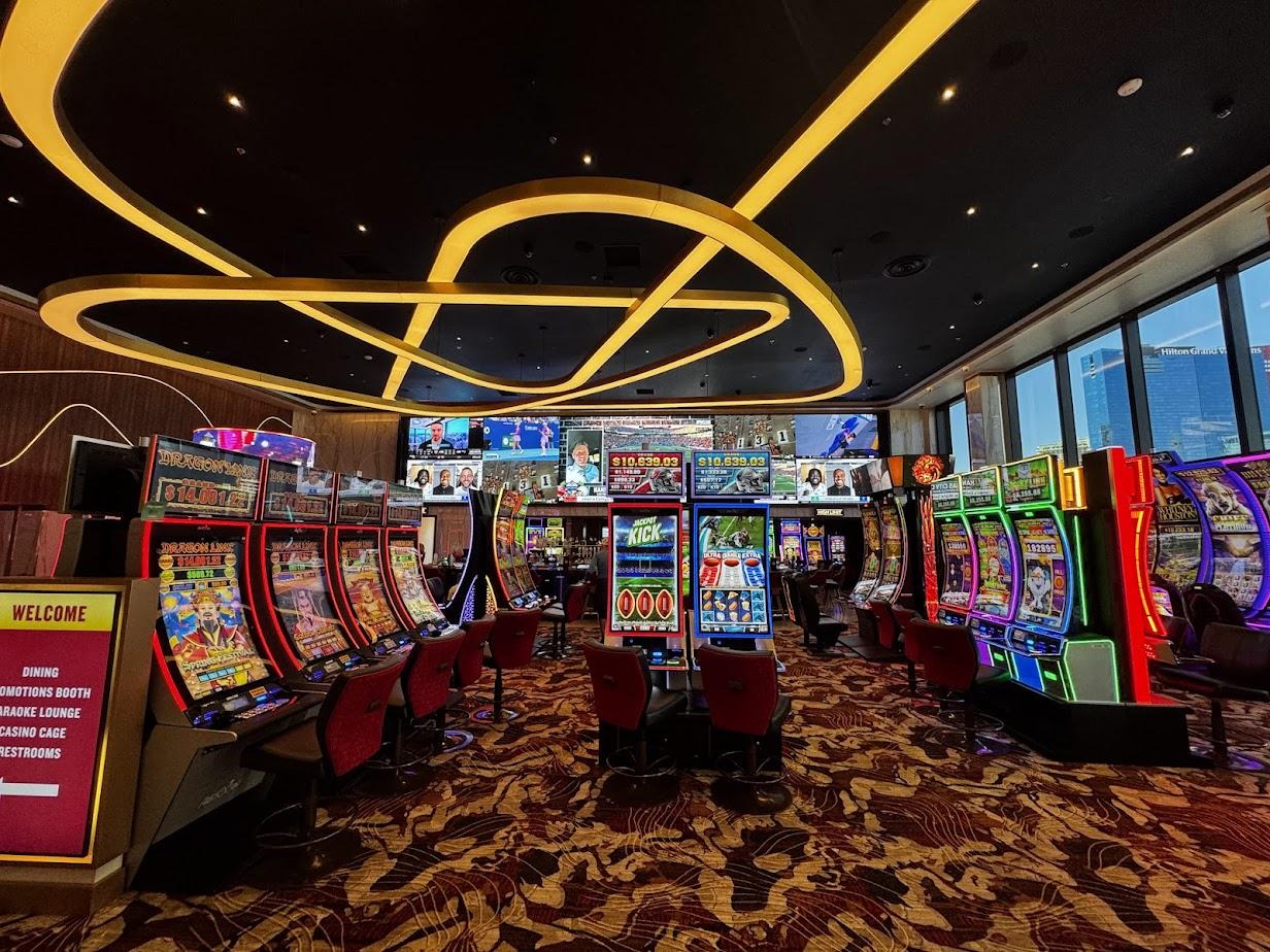 Een avondbeleving met casinothema in een sfeervolle lounge